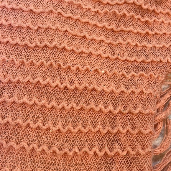 INFINITY SCARF chunky knit peachy orange fringe like new condition tiny sequins - Picture 8 of 8